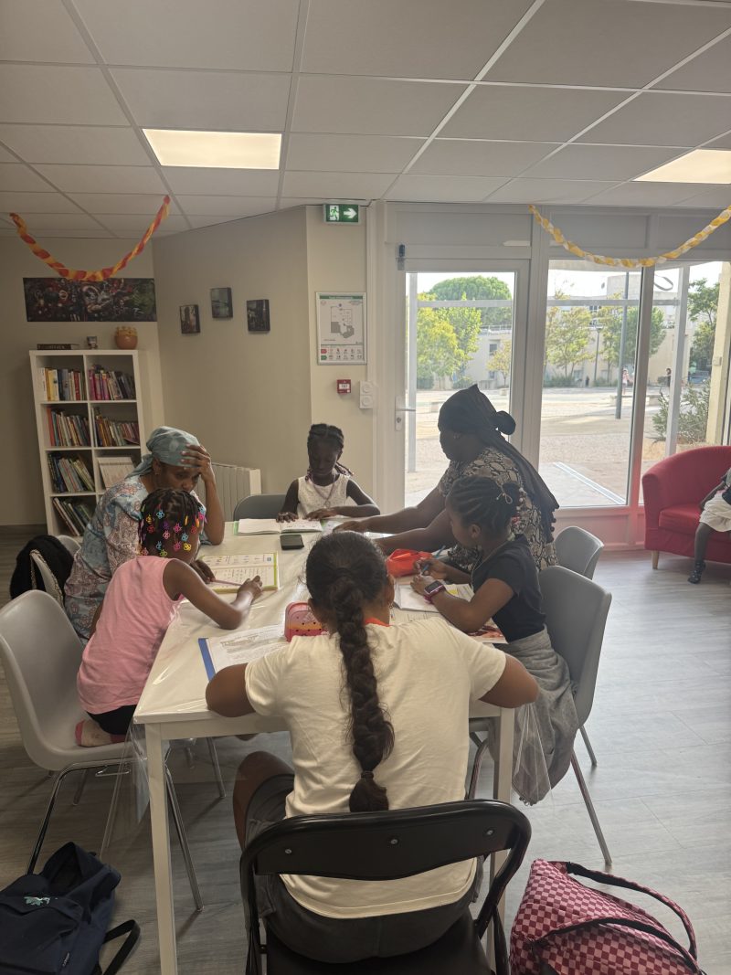 AIDE AUX DEVOIRS dans notre local à la maison des projets "CHERS VOISINS3