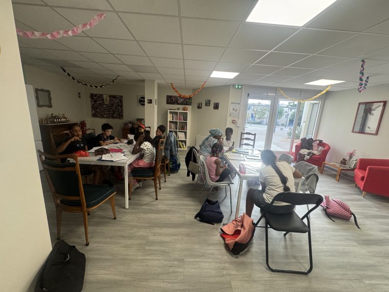 AIDE AUX DEVOIRS dans notre local à la maison des projets "CHERS VOISINS3